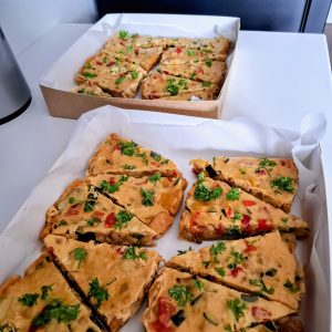 Kasvis-kikhernepiirakka